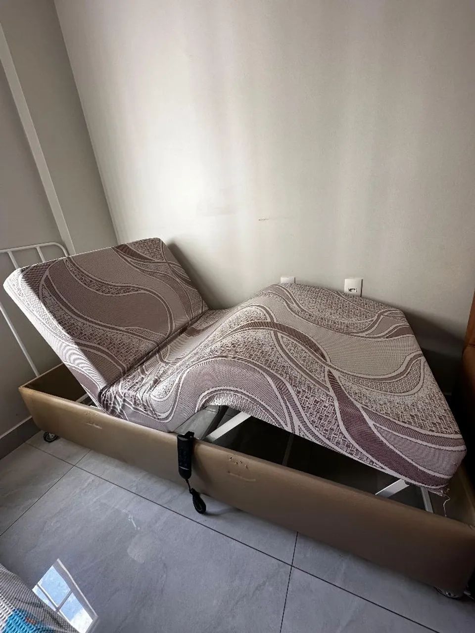 Cama hospitalar elétrica com controle