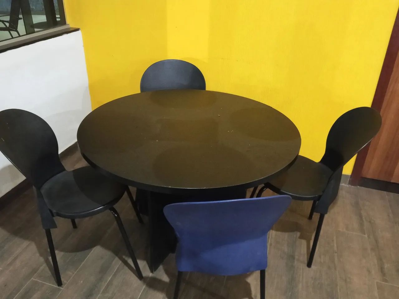 Mesa semi nova em MDF