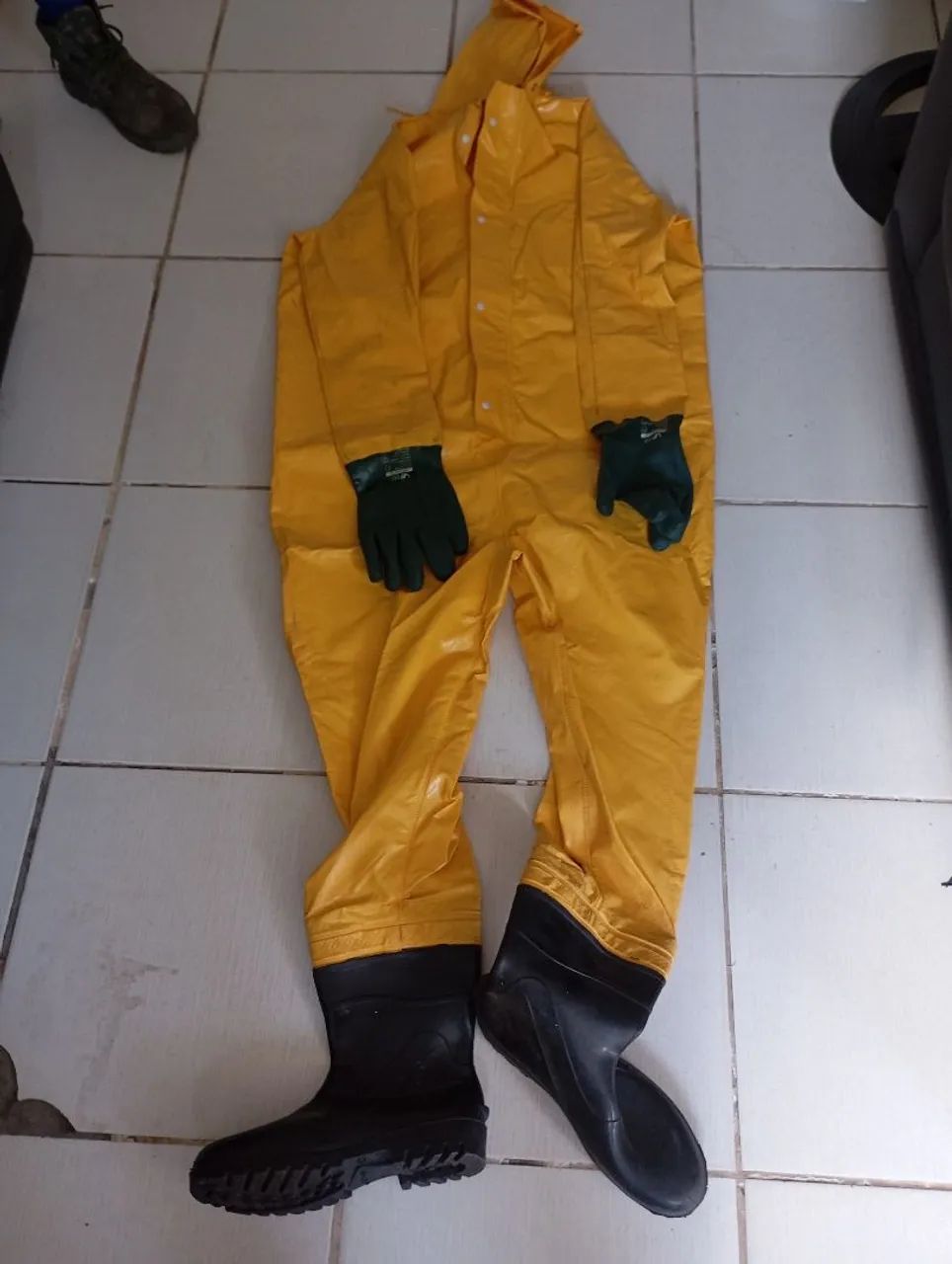 Macacão para saneamento com bota e luva acoplado 