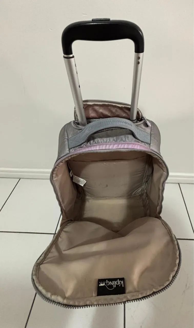 Mochila Kipling de rodinhas - Metalizada Rosa - Foto 2