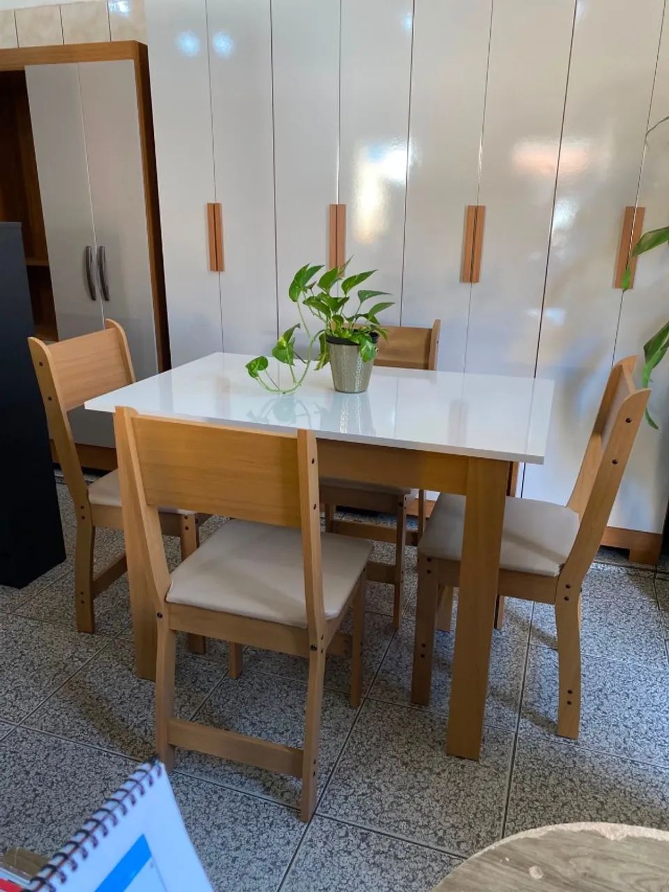 Jogo de Mesa com 4 Cadeiras Estofadas Nova - Foto 5