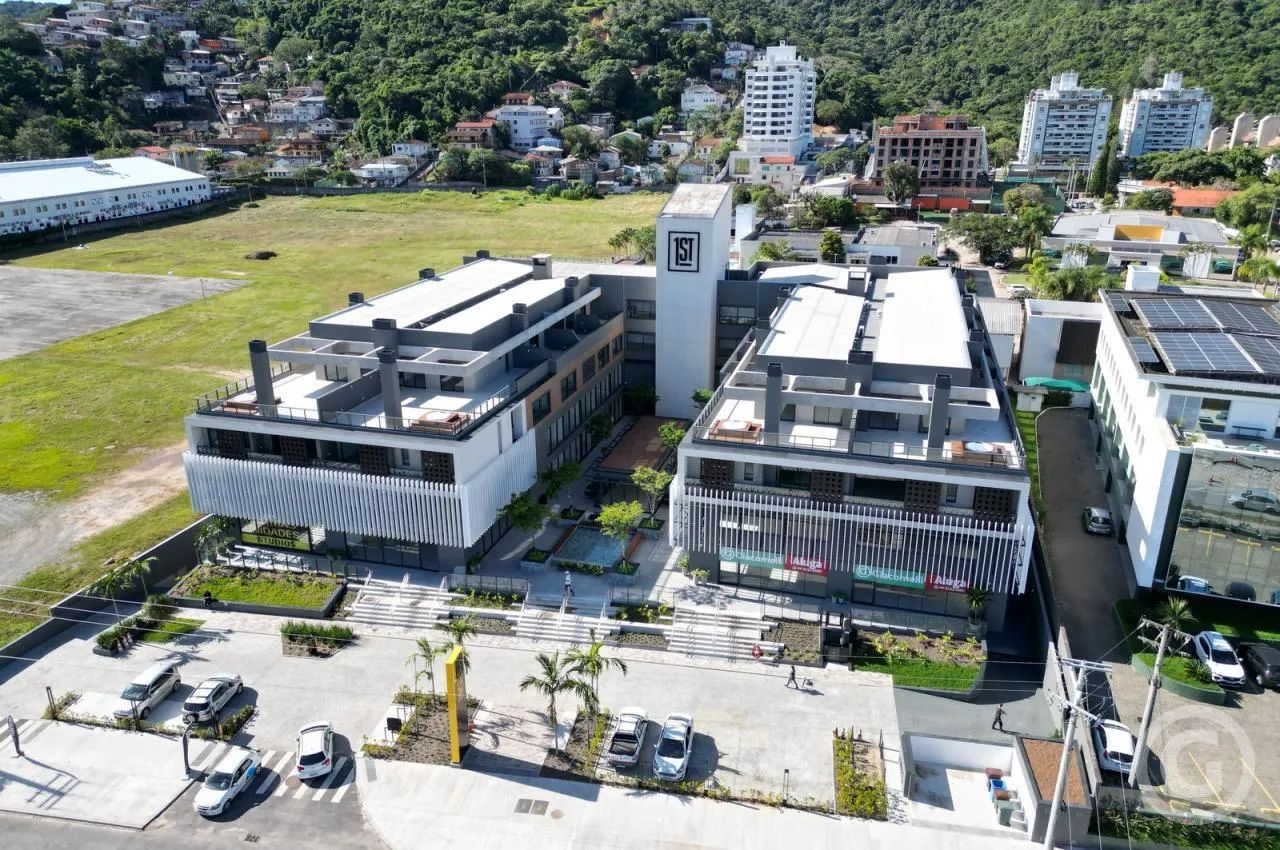 More em um apartamento amplo, moderno e mobiliado em Florianópolis