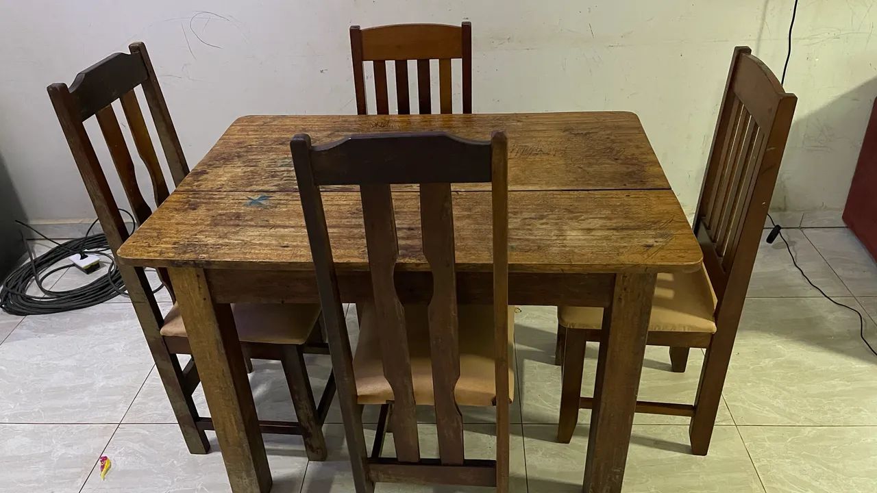 Mesa de jantar de madeira 