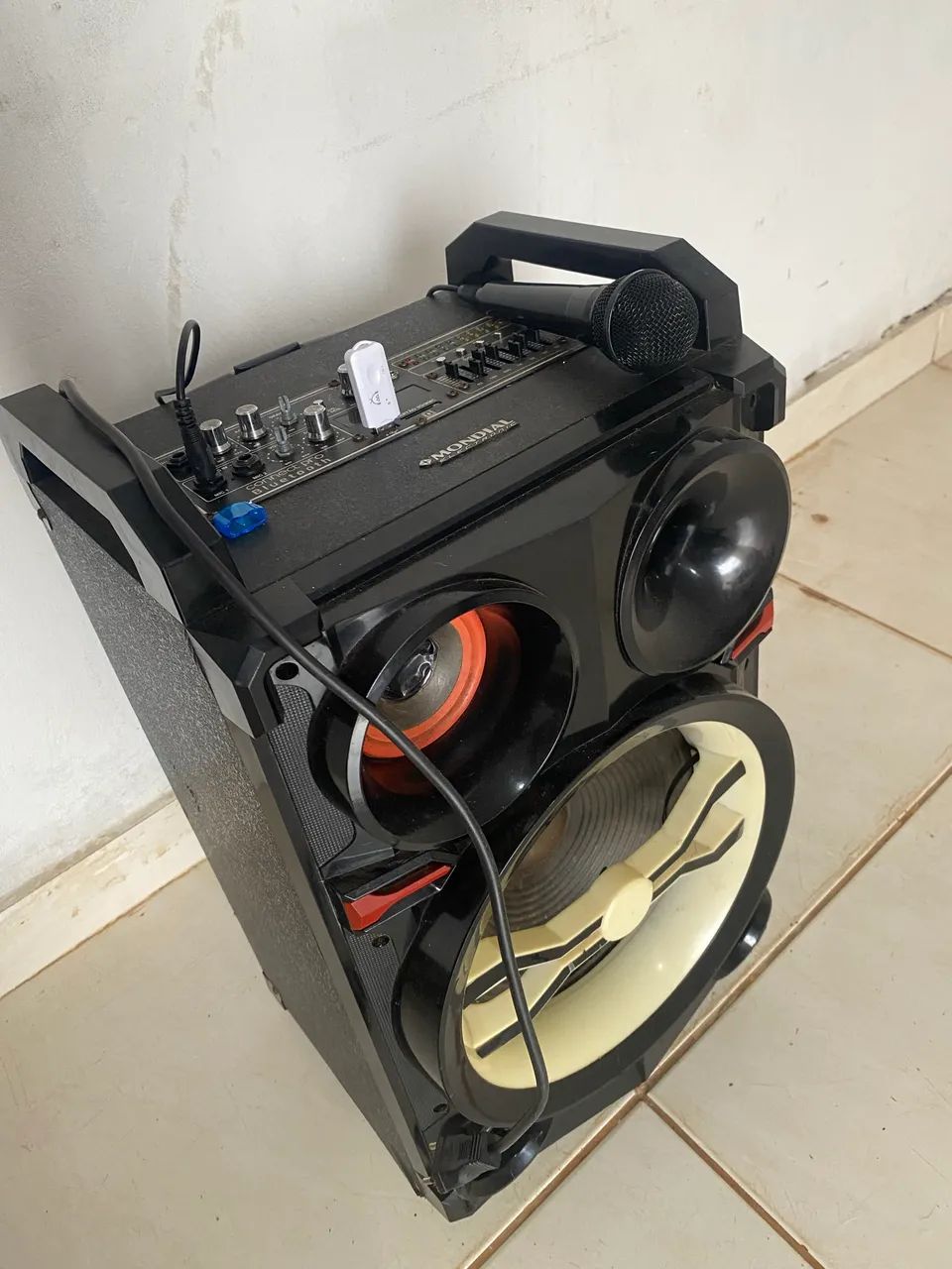 Caixa de Som Mondial Amplificada Grande Original + Microfone | Bluetooth e LED