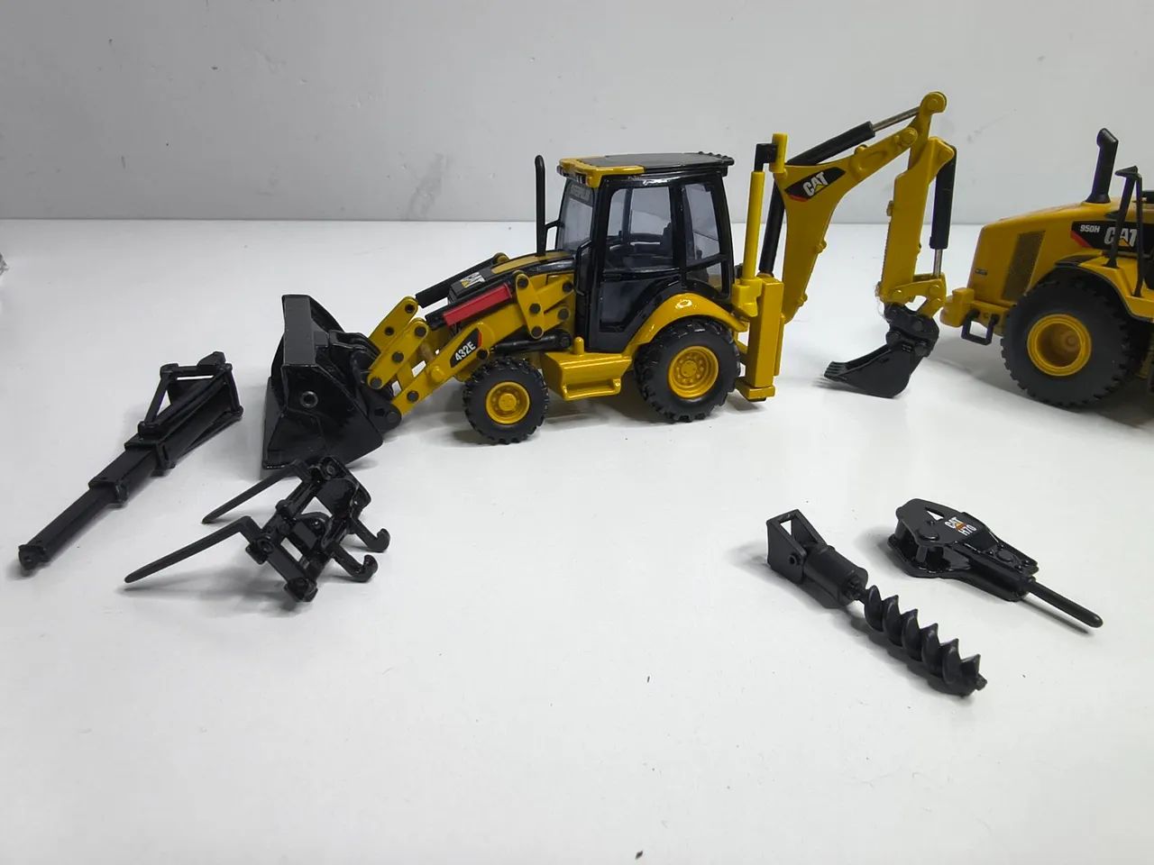 Miniatura Caterpillar Pá e Retroescavadeira 1/50 - Foto 2