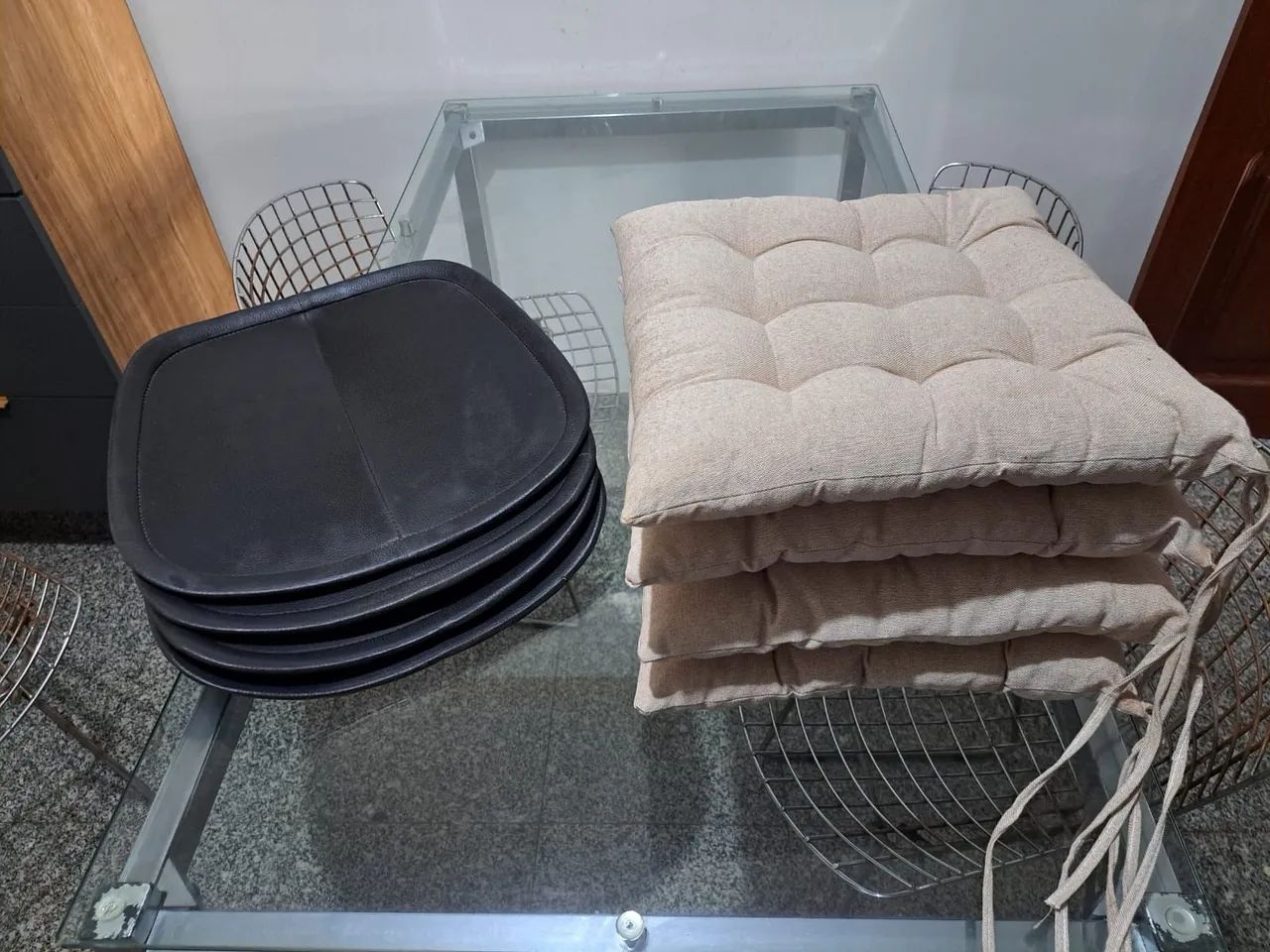R$ 450,00    VENDO mesa com 4 cadeiras. - Foto 4