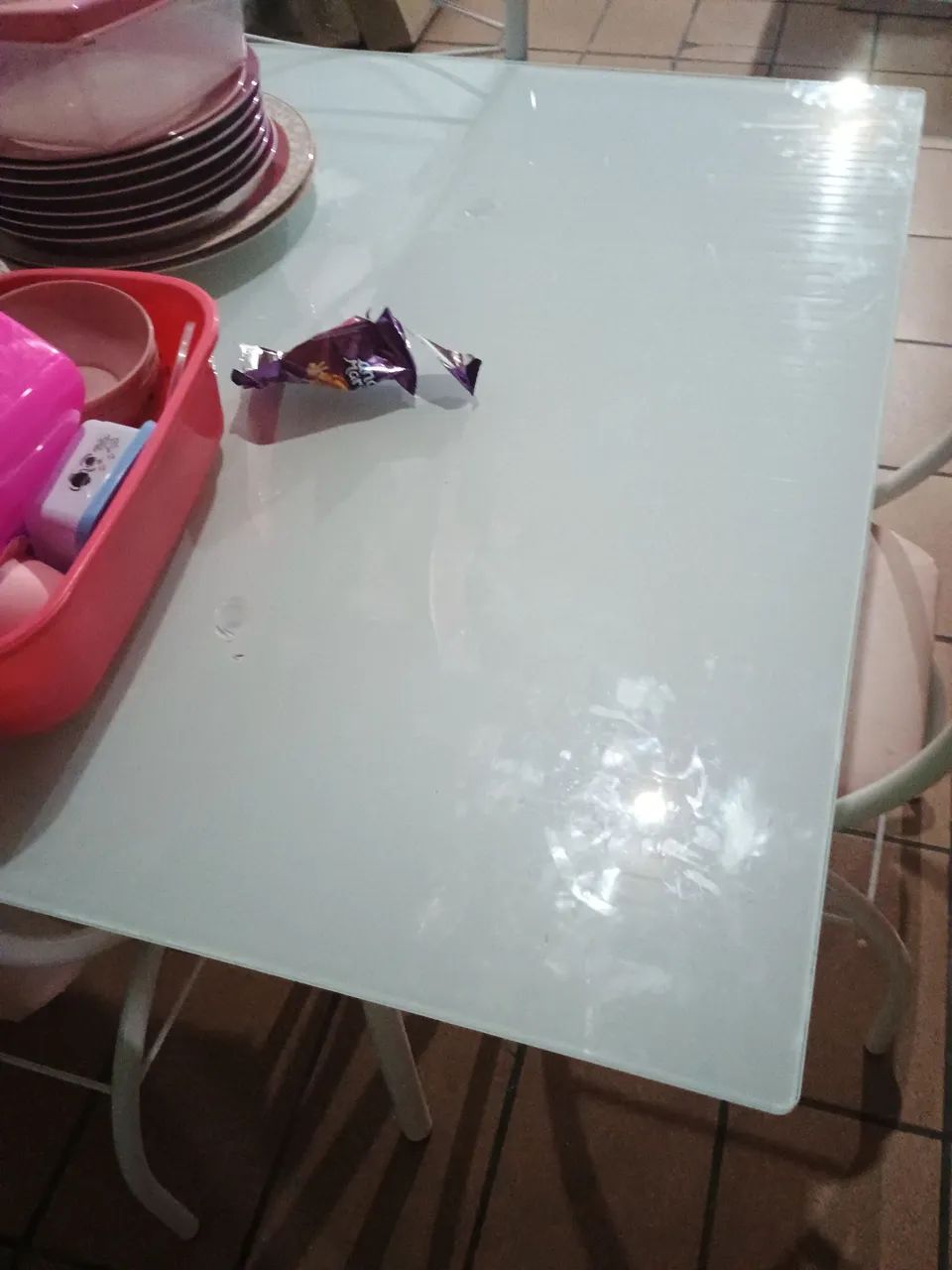Vendo mesa de vidro sem cadeiras ótimo estadosemi nova 