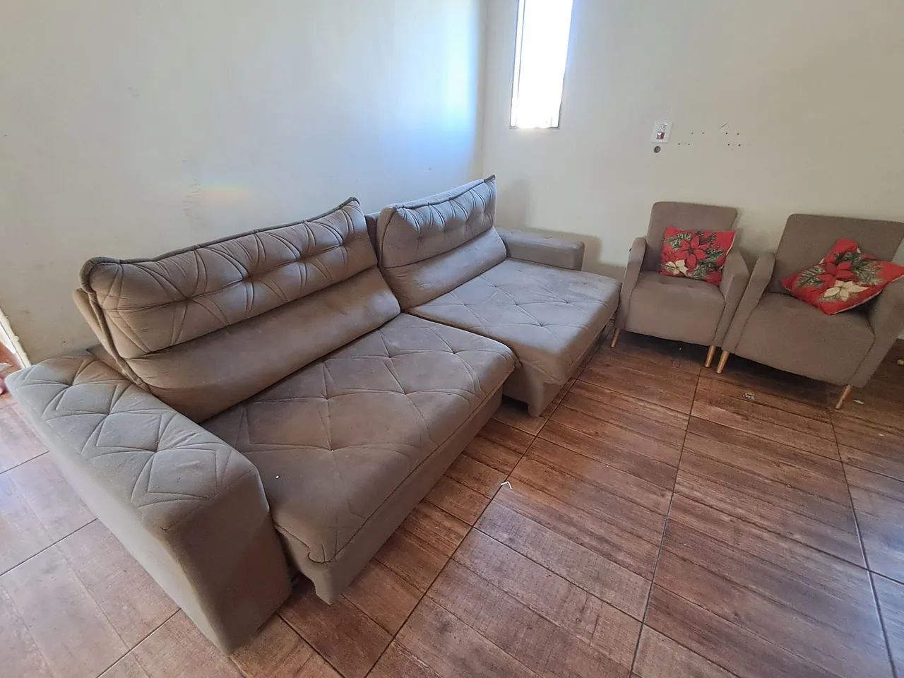 Sofá, cama queen com cabeceira e poltronas