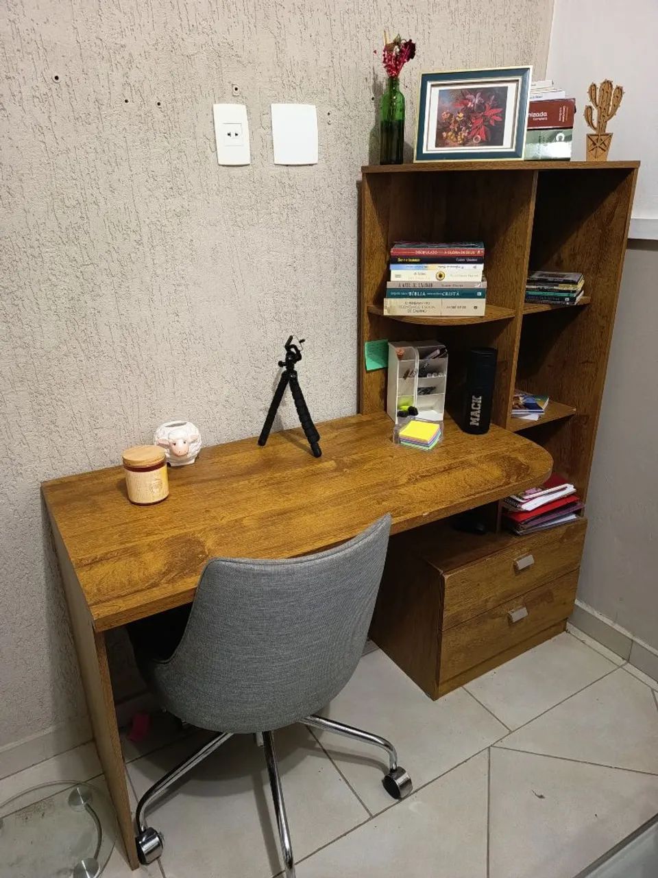 Escrivaninha linda para estudo, home office, está super conservada, ela é bem pesada, MDF
