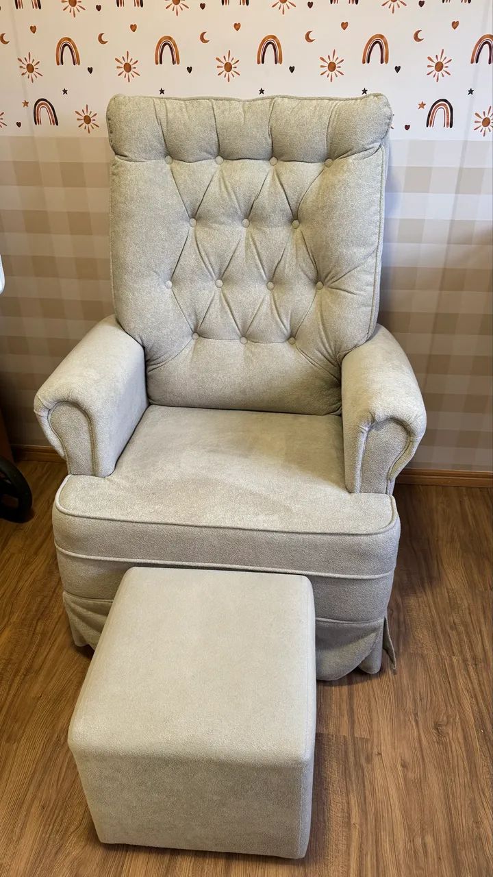 Poltrona de amamentação com balanço e puff 