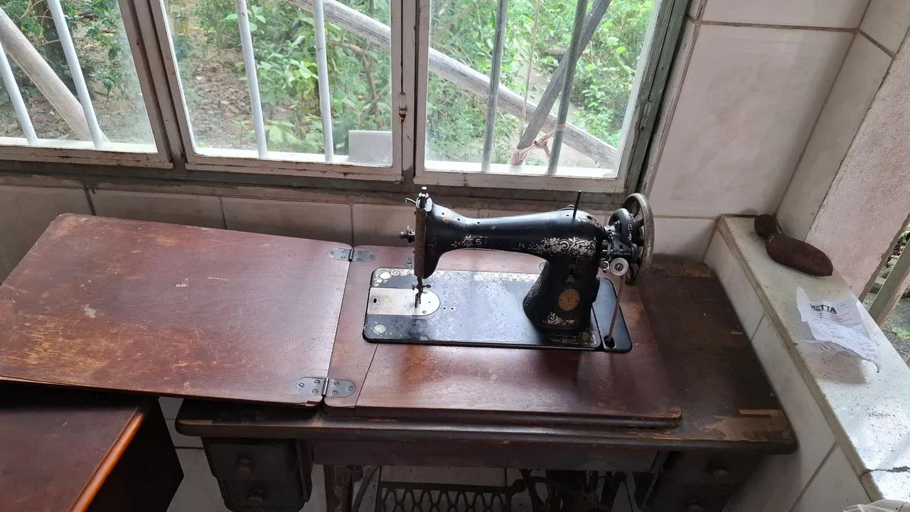 Máquina de costura Singer antiga - Foto 2