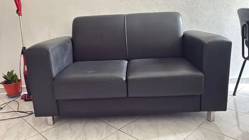 Sofá preto em courino - Semi novo  - Foto 2