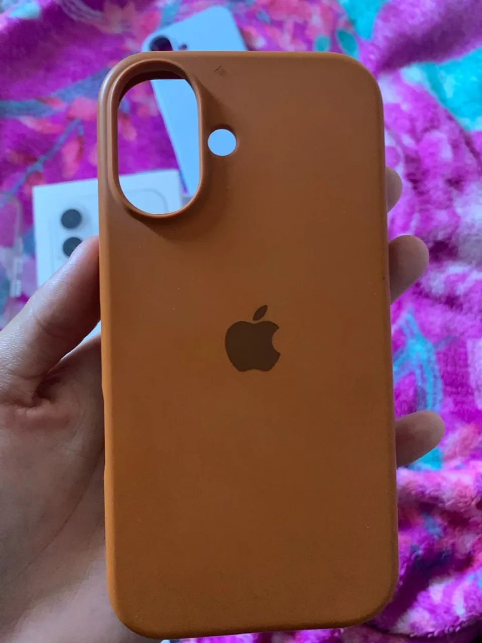 Caixa do iPhone 16, acompanhada com 3 capinhas e cabo original  - Foto 2