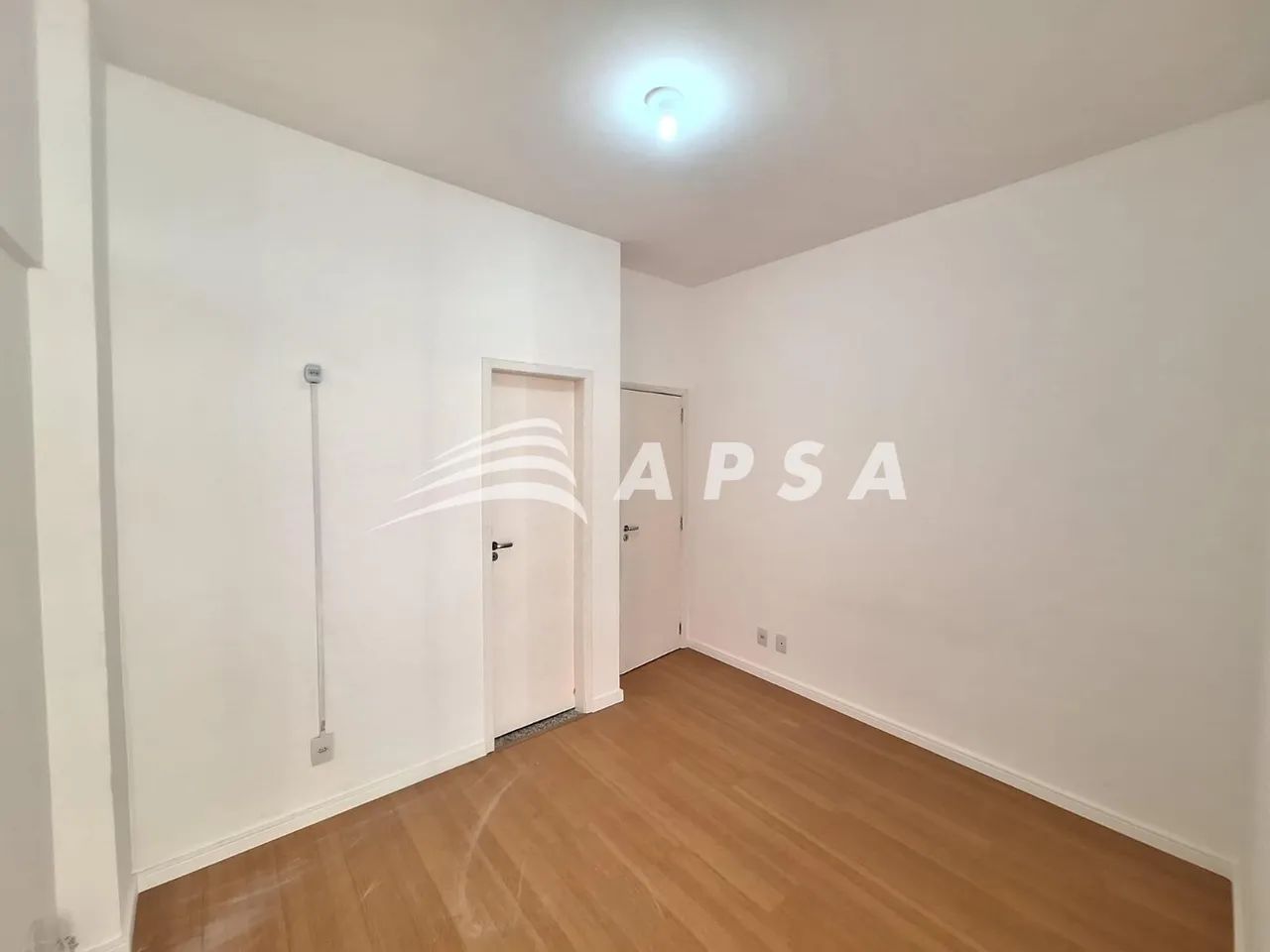 APARTAMENTO TOTALMENTE REFORMADO NO LEME, MODERNIZADO, GALERIA DE GRANDE CIRCULAÇAO DE PES - Foto 8
