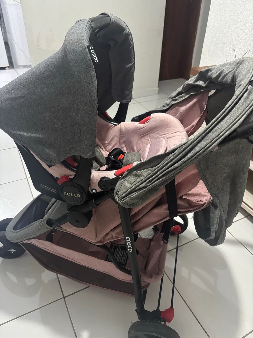 Carrinho de bebê e bebê conforto