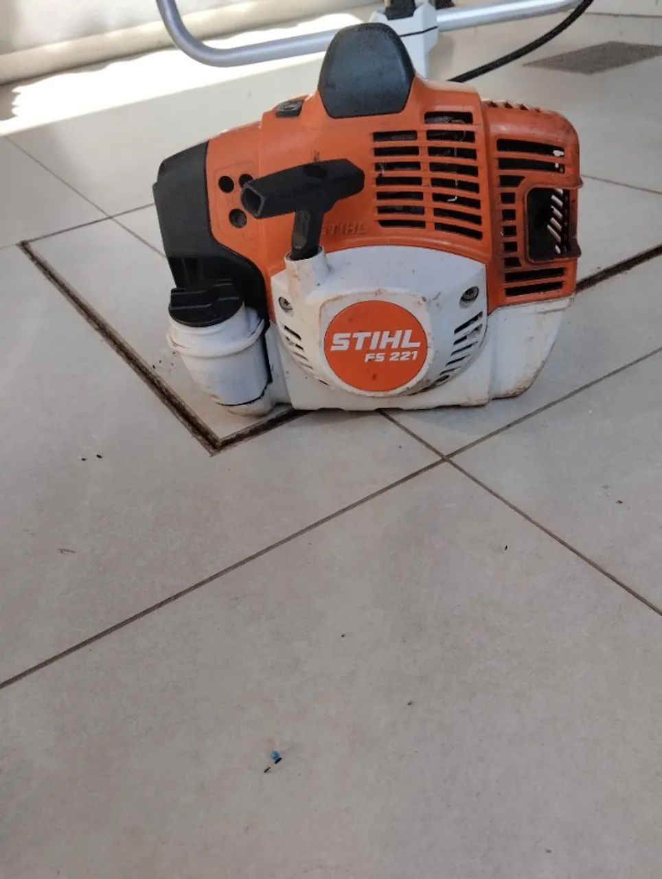 Roçadeira Sthil 221  300m de Fio, 2 Automático Novo, 1 Lâmina,3L de Óleo e outros equipame - Foto 2