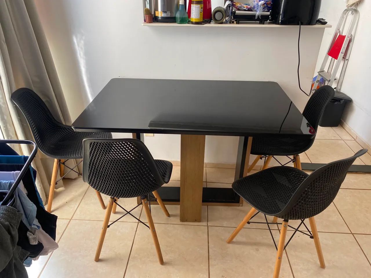 Mesa de Jantar com Tampo de Vidro + 4 Cadeiras