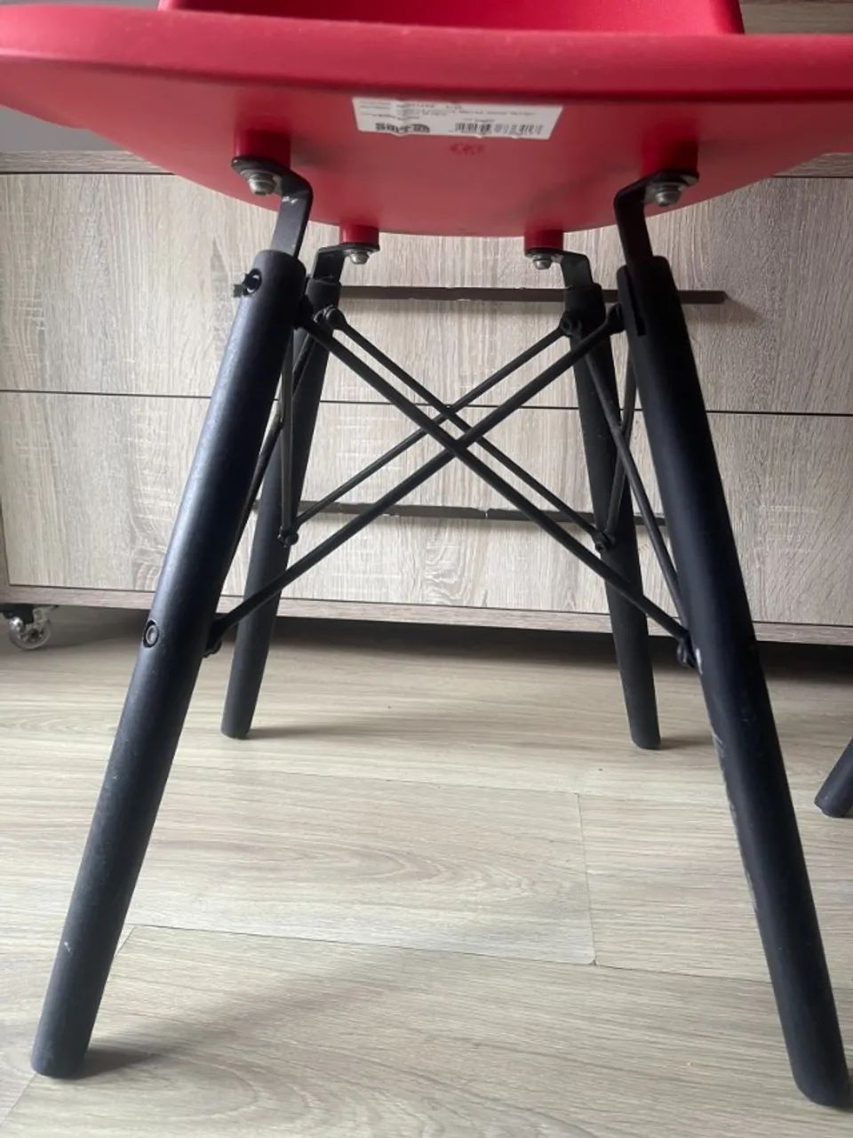 Cadeiras Charles Eames Eiffel Wood Vermelhas (Par) - Seminovas - Foto 5