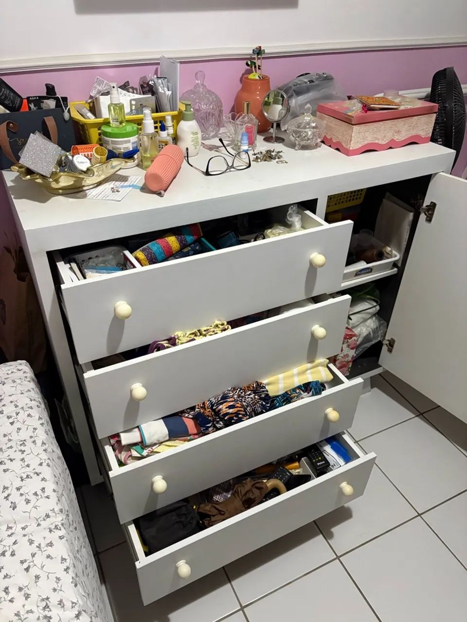 Cômoda branca com 4 gavetas e 1 porta - Foto 4