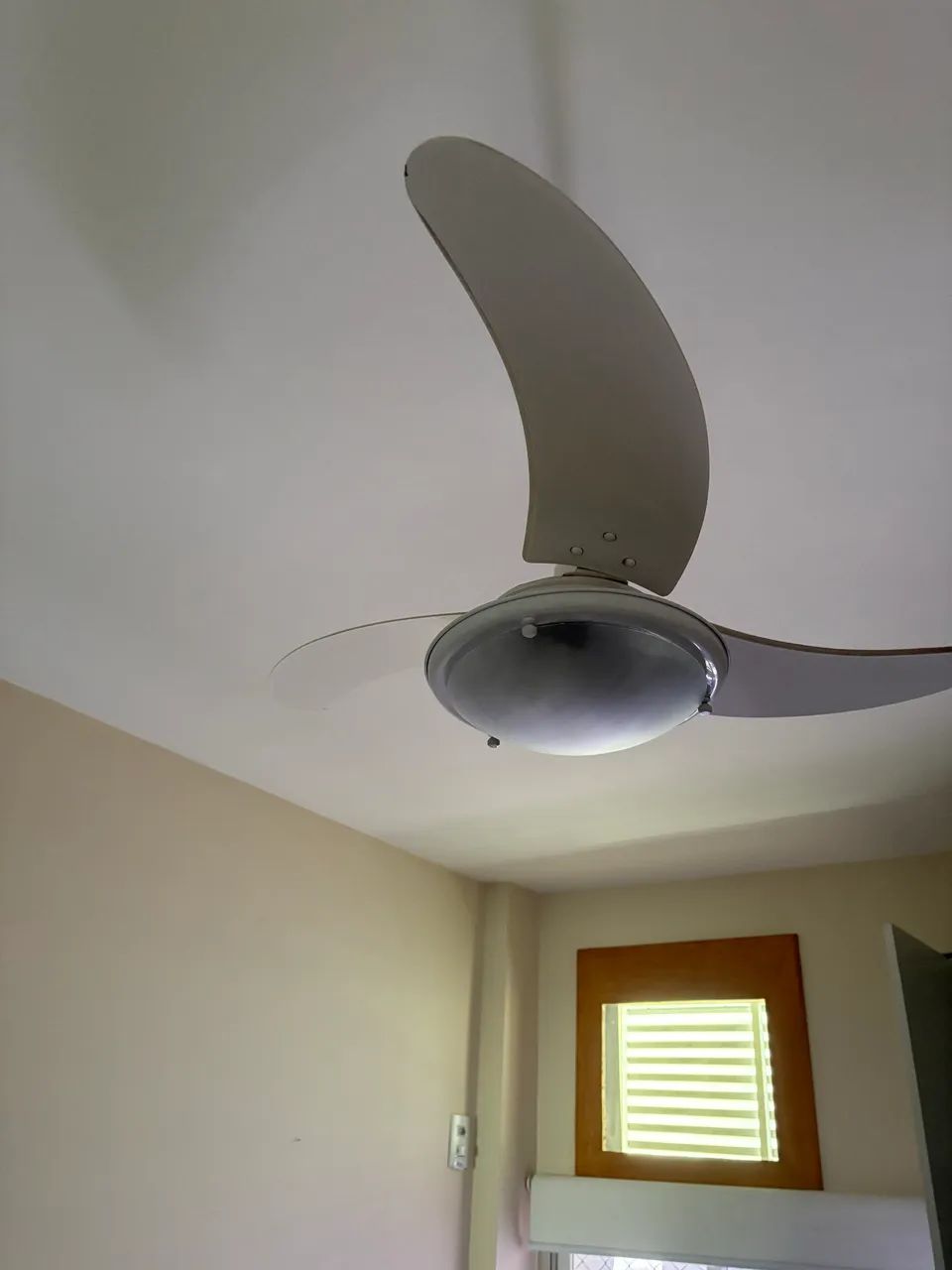 Modelo design moderno (pás curvas bege/madeira e plafon translúcido)
