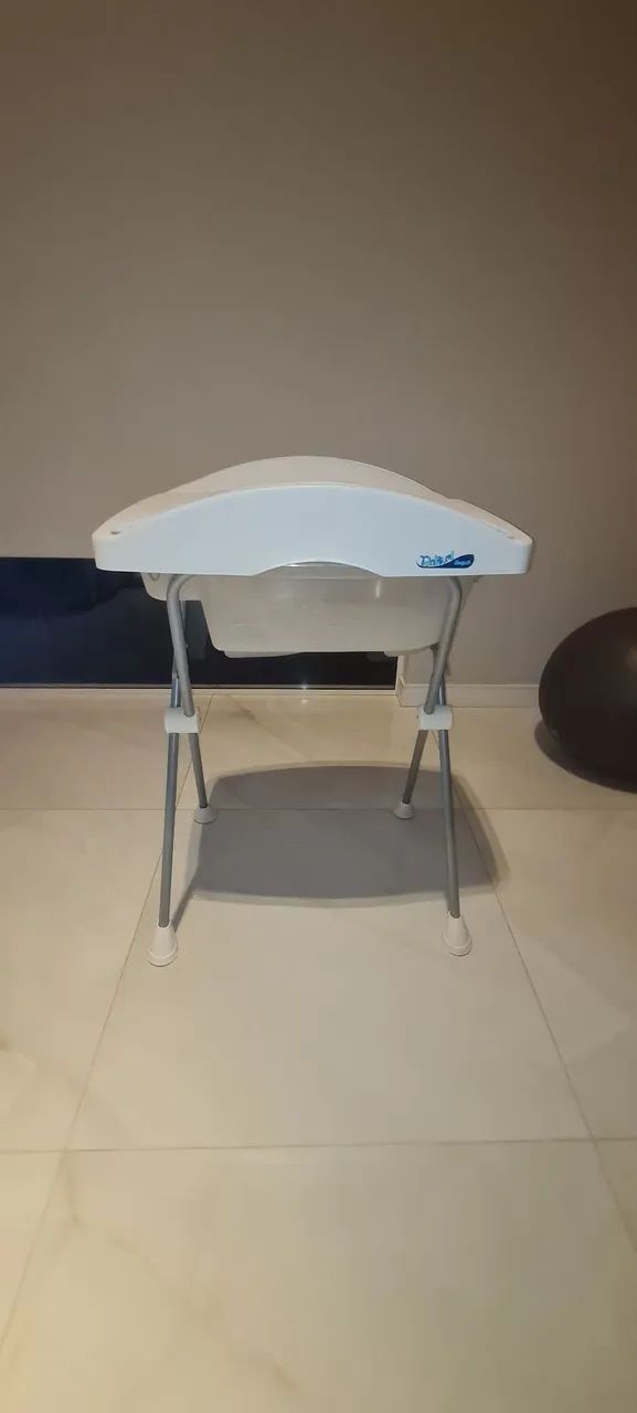 Banheira Tchibum branca, novíssima, com suporte e trocador. Pouquíssimo uso!