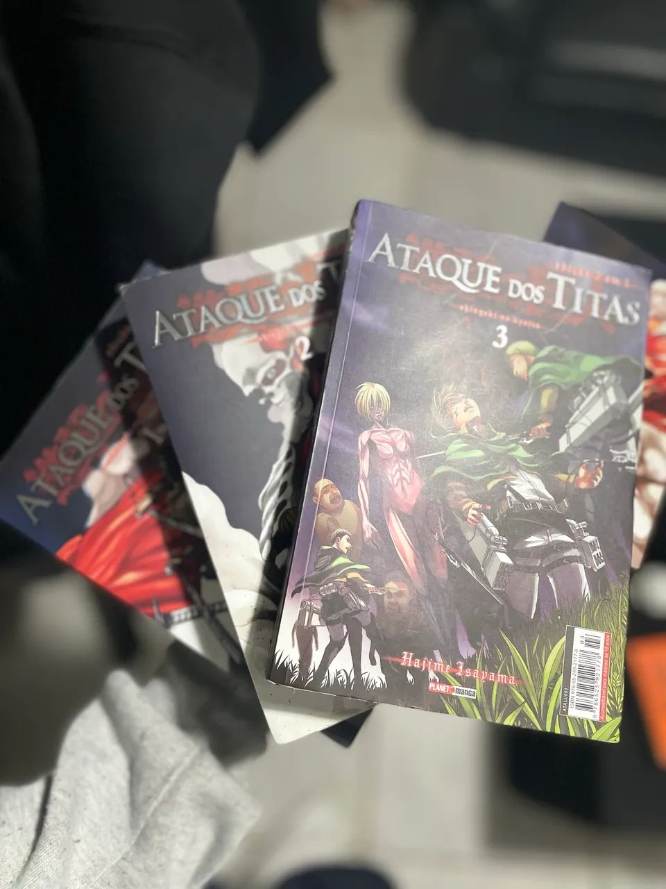 Attack on Titan 2 em 1 volumes 1 2 e 3 - Foto 5