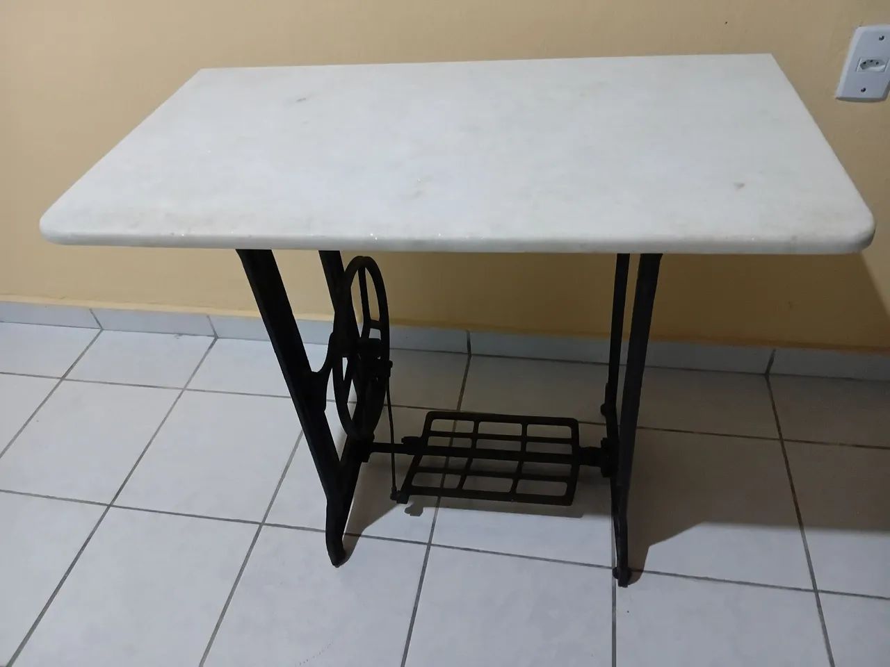 Aparador com base de mármore e pé de ferro
