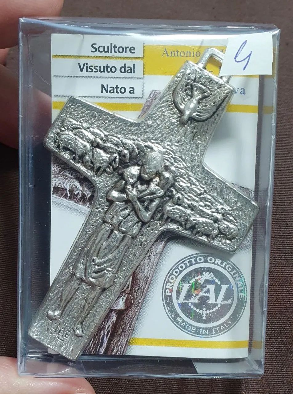 Crucifixo do Papa Francisco loja Vaticano