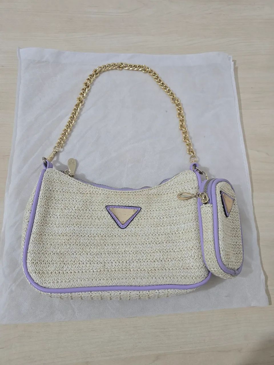 ?Bolsa Baguette em Palha Trançada com Detalhes Lilás e Alça de Corrente - Impecável
