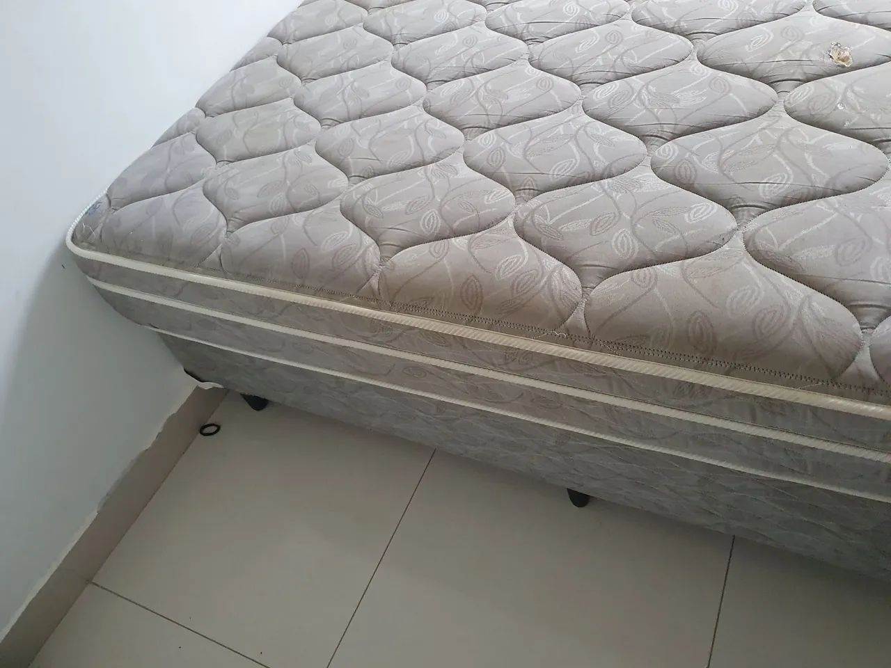 Cama Sofa e Mesa 4x cadeiras 