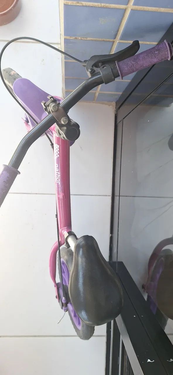 Bicicleta de equilíbrio rosa escuro e roxa - Foto 3