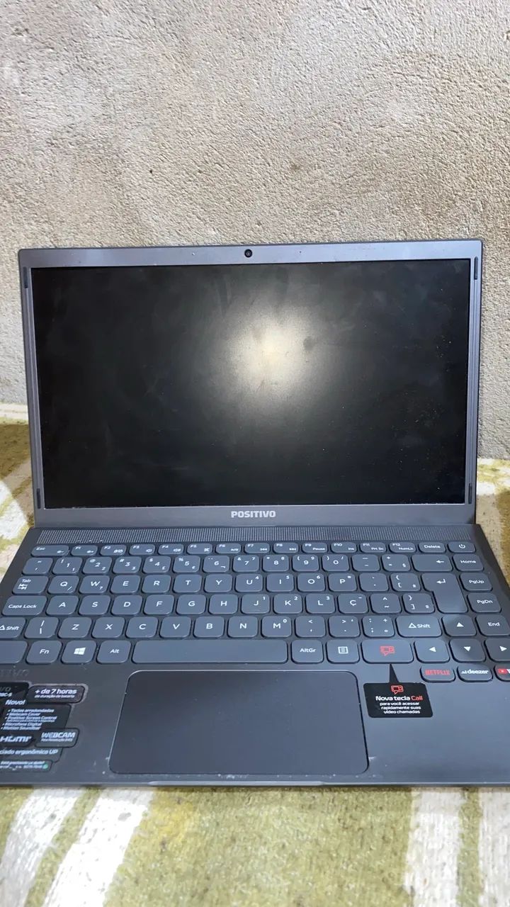 Notebook positivo com a tela danificada 