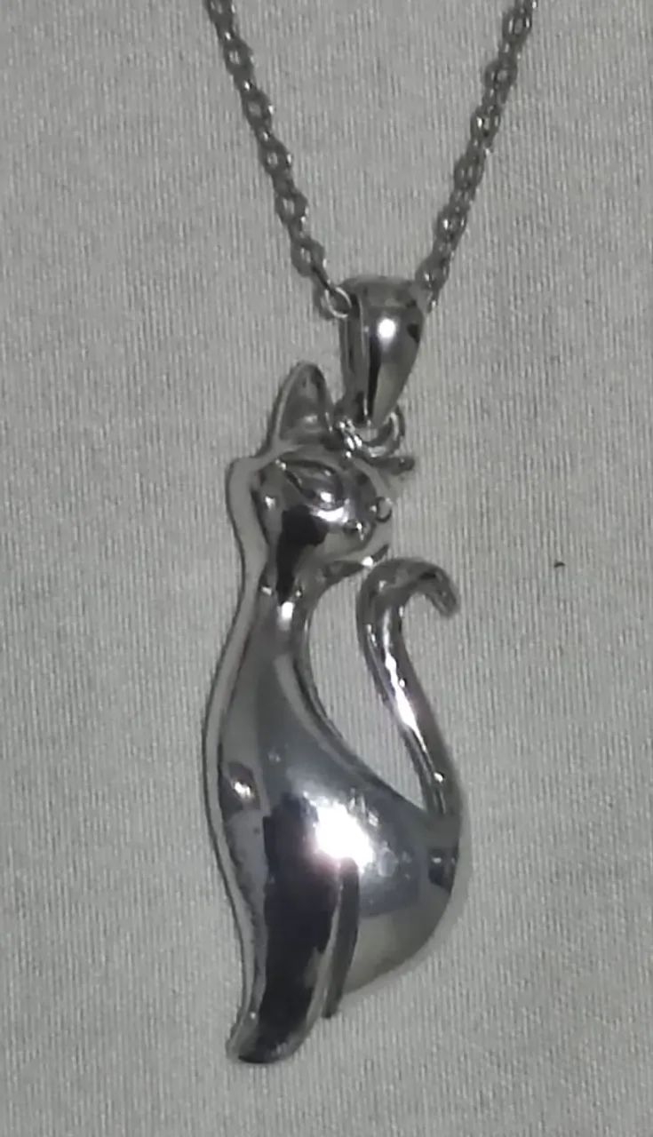 Colar Prateado com Pingente Minimalista de Formato de Gato - Foto 3