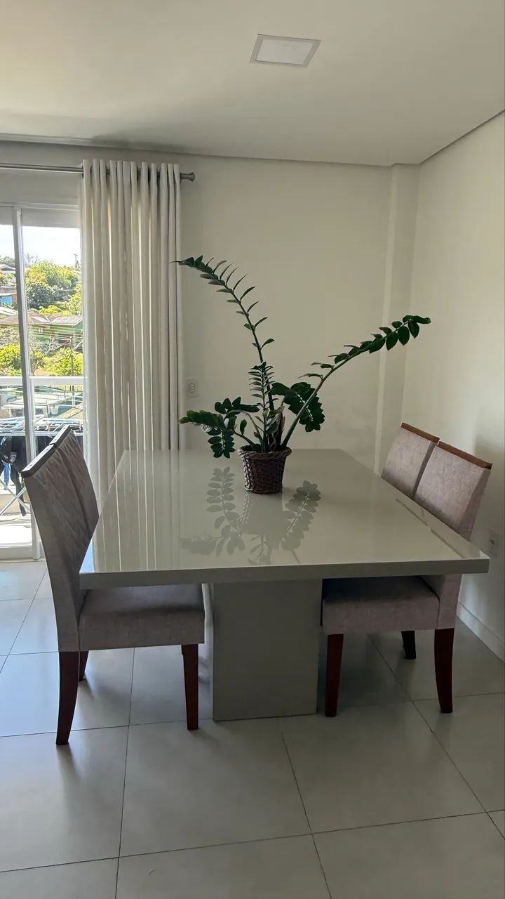Conjunto mesa e cadeiras