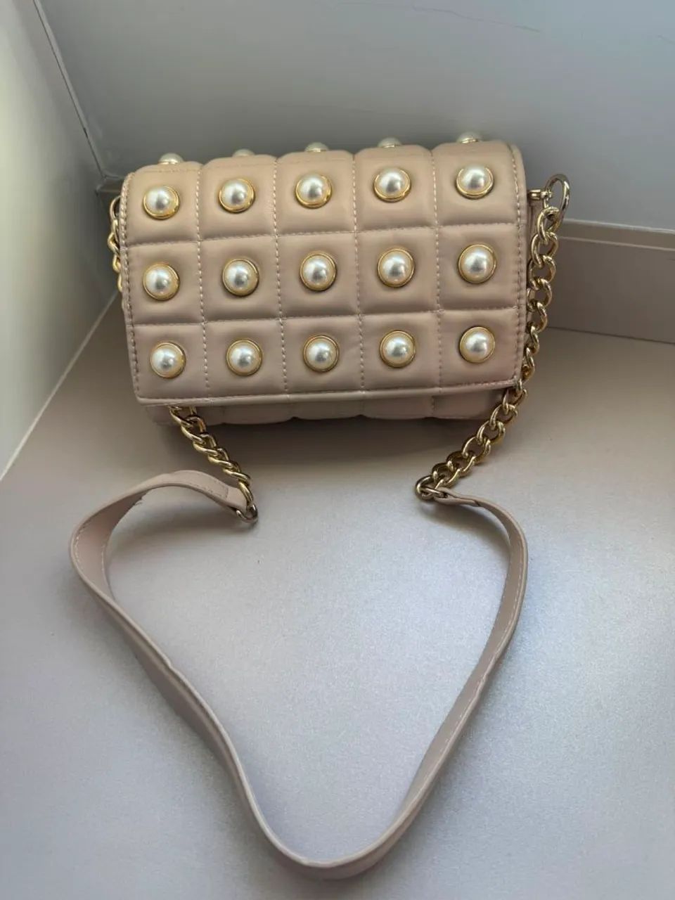 Bolsa nude Zara tiracolo com pérolas 