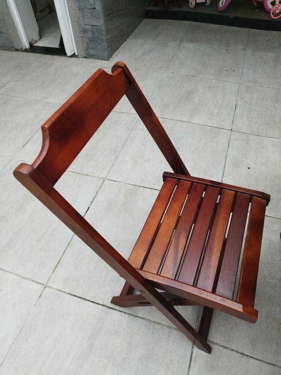 mesa de madeira com cadeiras - Foto 3
