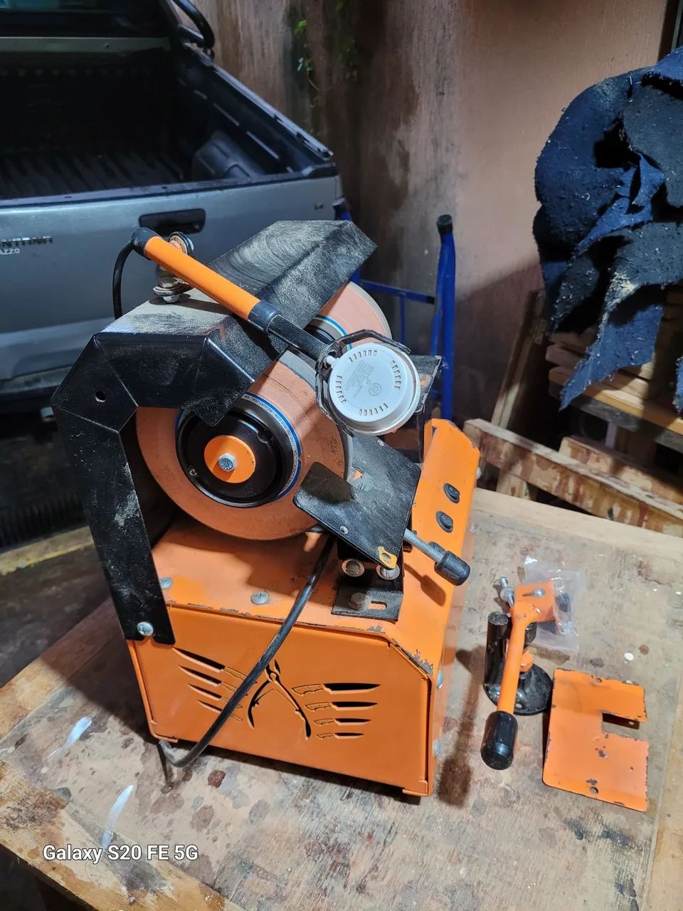Vendo Máquina de Afiação e Tesouras e Alicates de Unhas - Foto 3