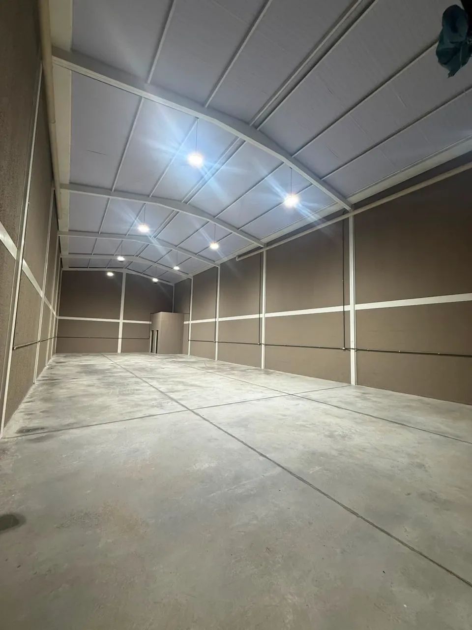 Galpao na avenida leste oeste novo para alugar.