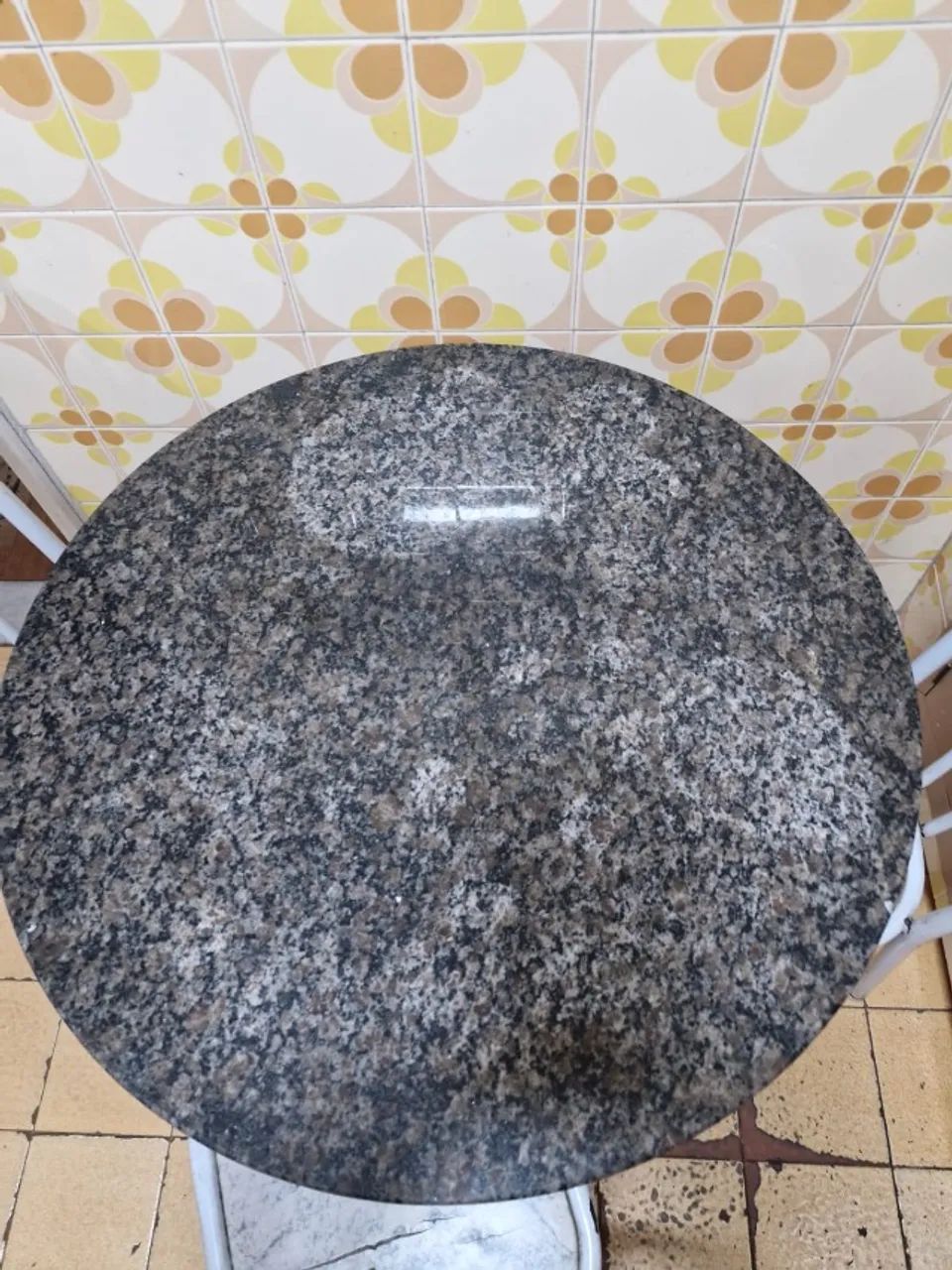 Mesa redonda de ferro e tampo em granito e três cadeiras - Foto 2