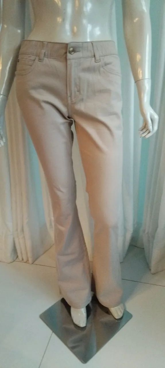 Calça de Sarja Flare com elastano - Foto 2