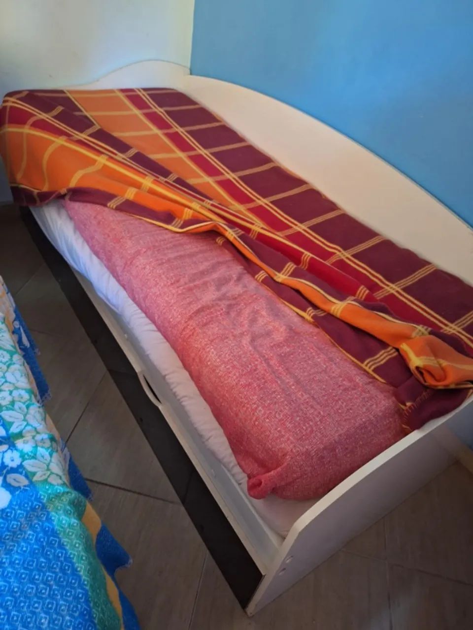 Cama de solteiro com outra em baixo (84 cm x 190 cm) Em bom estado, com os 2 colchões - Foto 2