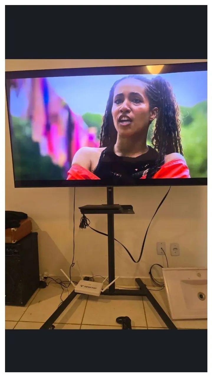 Suporte para TV com rodinhas com trava e uma base  - Foto 3