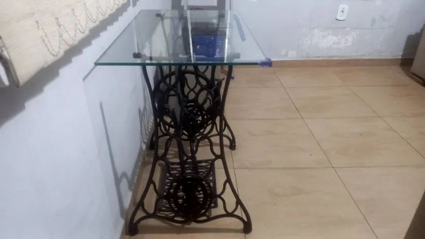 Aparador  Pe Maquina Singer antiga com vidro - Foto 2