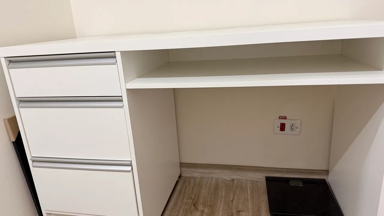 MESA PARA MANICURE EM MDF
