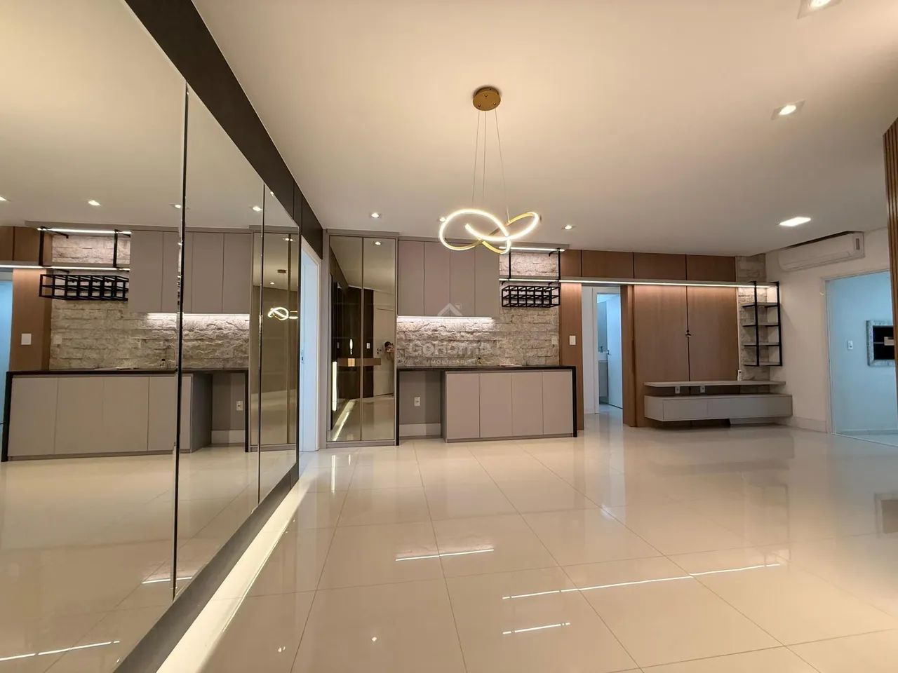 Apartamento semimobiliado de 2 quartos e 2 vagas no Centro