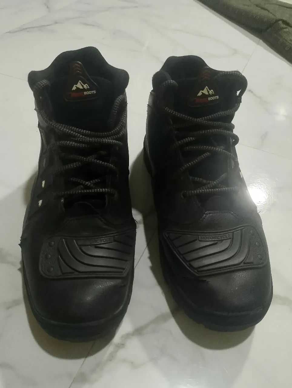 Bota adventure cano médio couro resistente  - Foto 3
