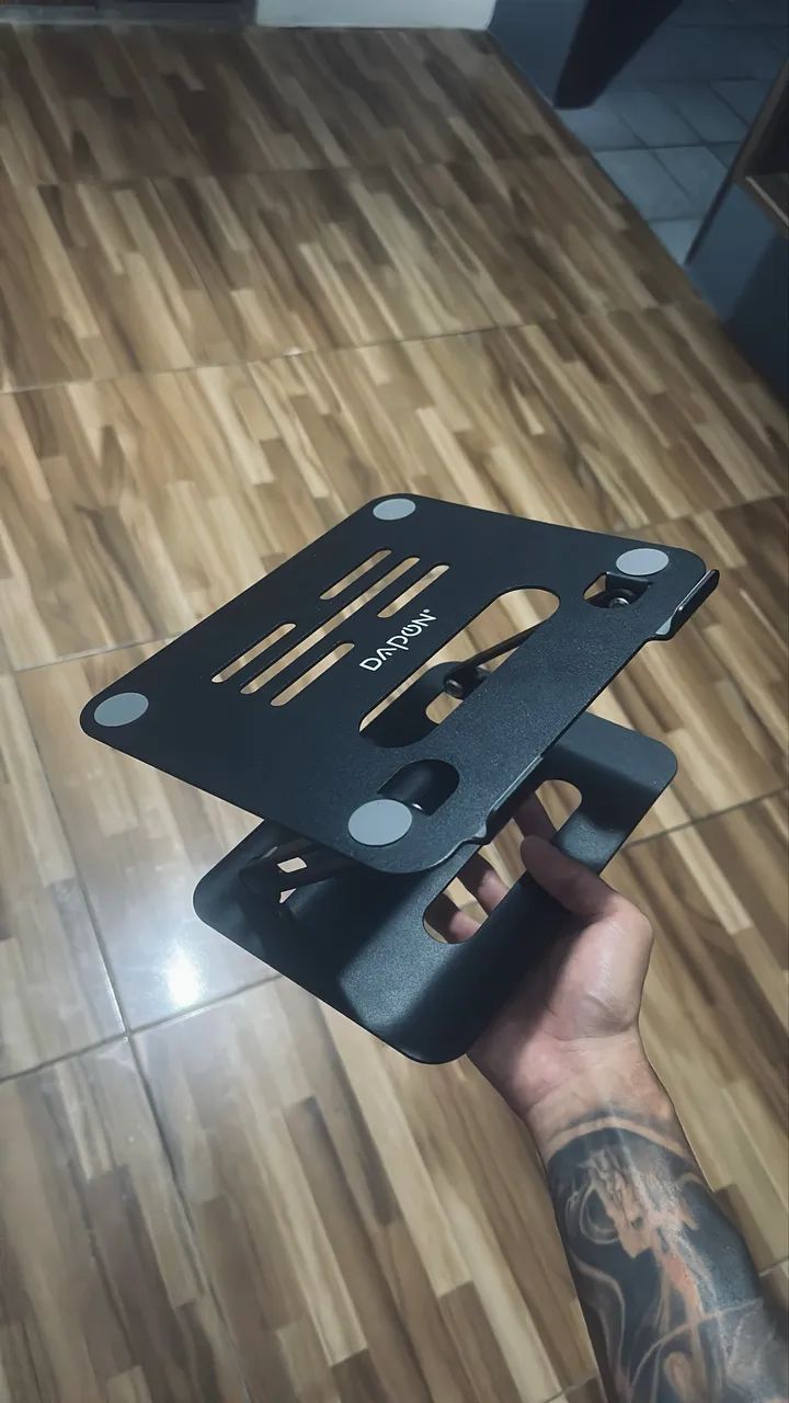 Suporte de Notebook  ajustável, dobrável e em alumínio.