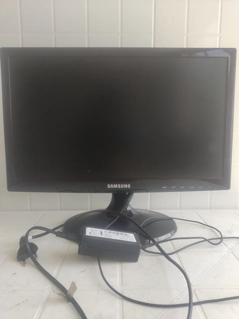MONITOR 18"
