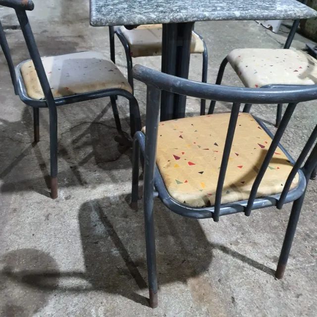 Mesa de Lanchonete Com 4 Cadeiras Usada - Foto 4