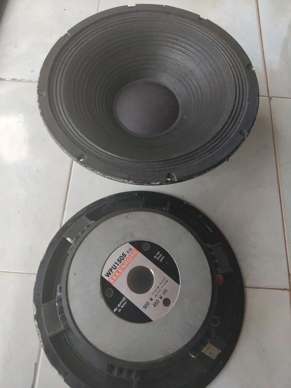 Vendo dois autofalantes wpu de 15 polegadas de 450 rms, acompanha as duas telas de ferro.